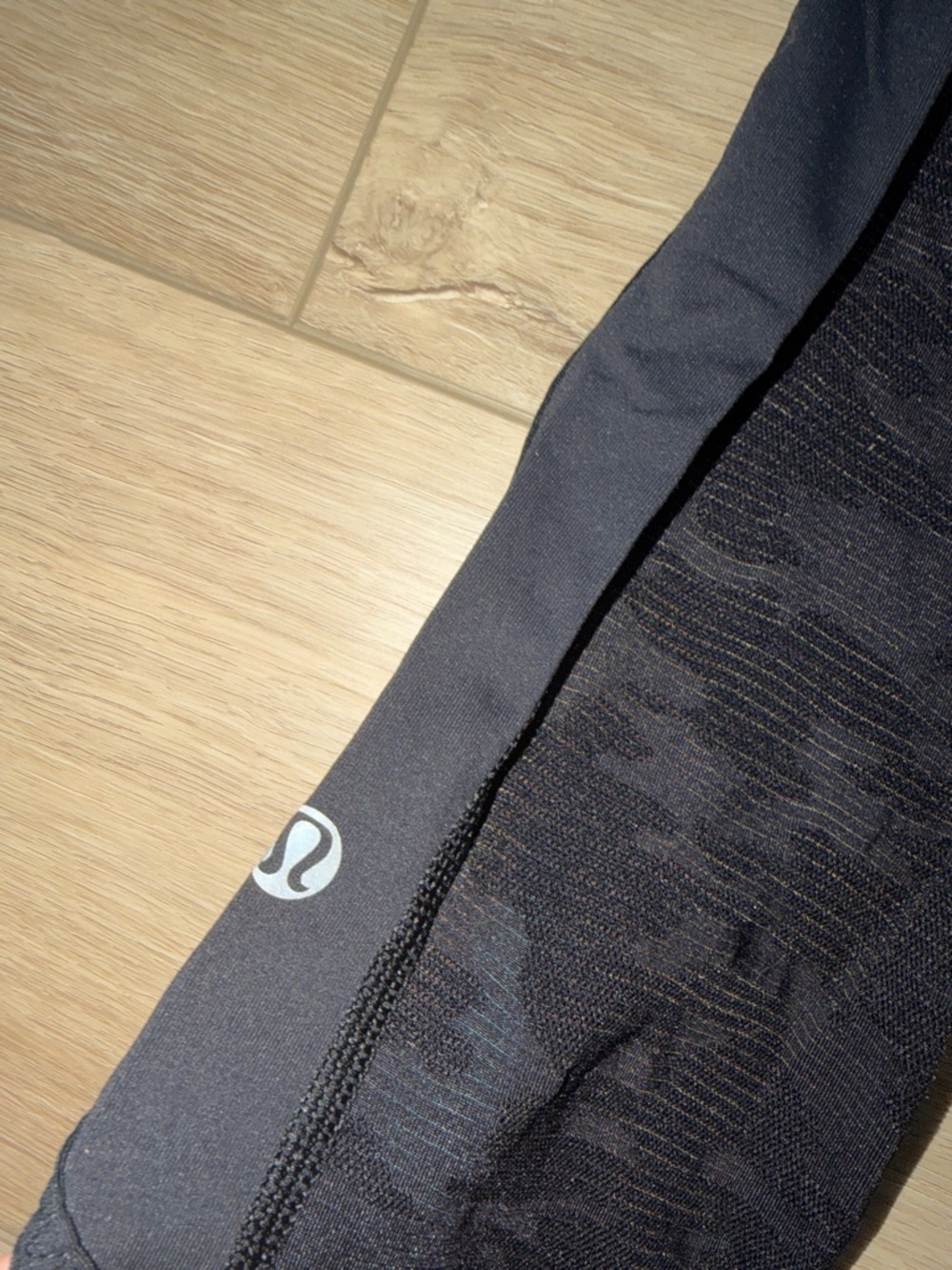 Lululemon Black Athletic Cropped Leggings with Camo accent on back size 2 19” - Picture 3 of 7